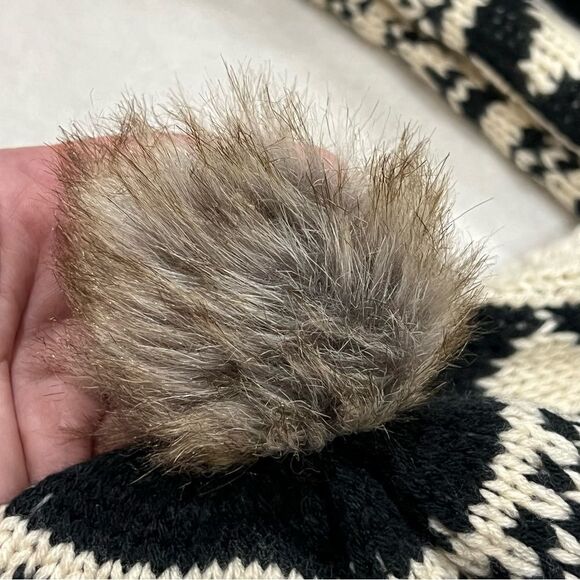 Woolrich NWT Black and Cream Fair Isle Hat and Infinity Scarf Set - Picture 6 of 10